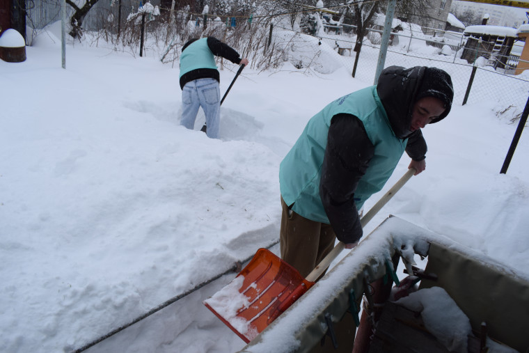 В Иванове волонтеры помогают пожилым горожанам с уборкой снега.
