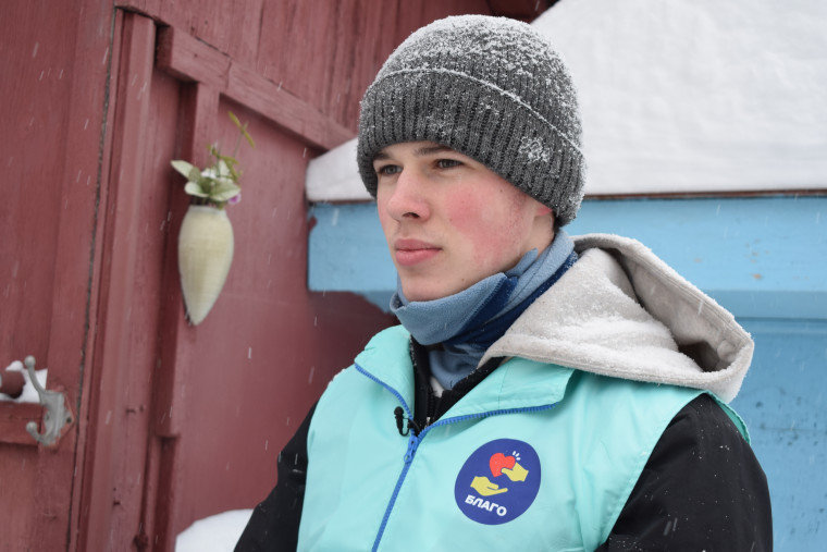 В Иванове волонтеры помогают пожилым горожанам с уборкой снега.