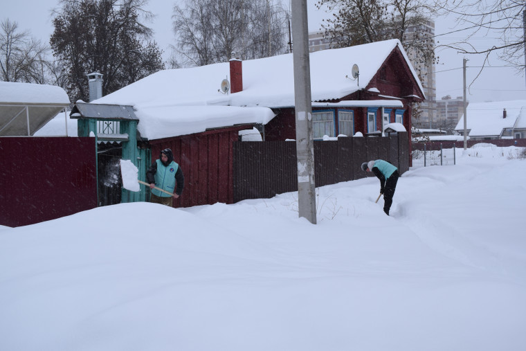 В Иванове волонтеры помогают пожилым горожанам с уборкой снега.
