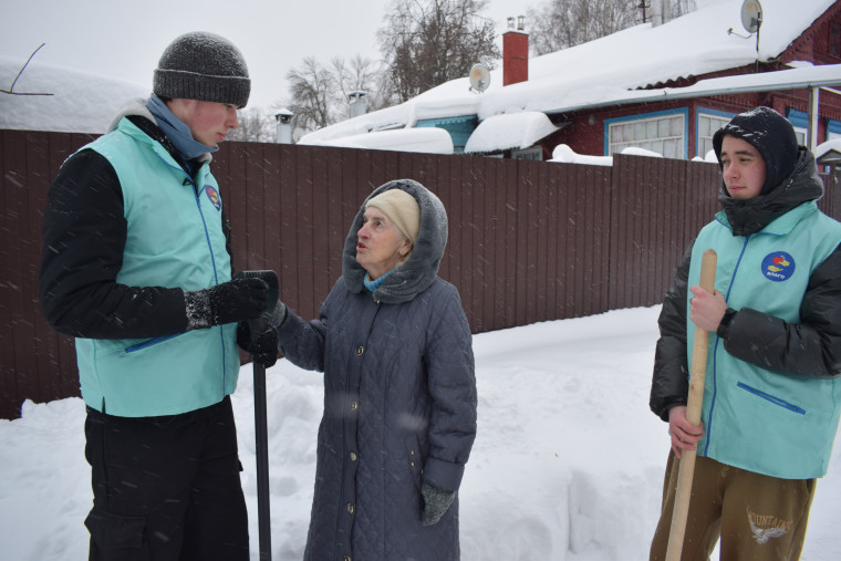 В Иванове волонтеры помогают пожилым горожанам с уборкой снега.