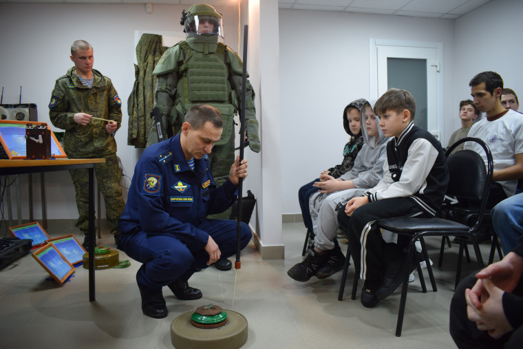 Юным ивановцам рассказали о службе батальона сапёров.