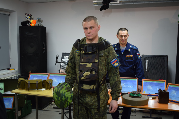 Юным ивановцам рассказали о службе батальона сапёров.