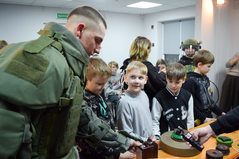 Юным ивановцам рассказали о службе батальона сапёров.