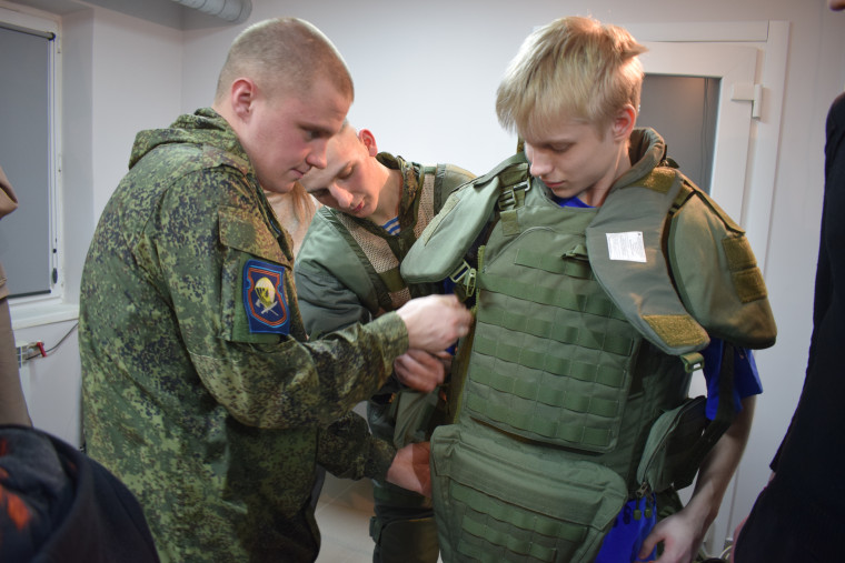 Юным ивановцам рассказали о службе батальона сапёров.