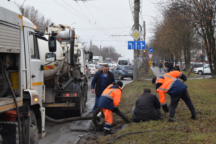 В Иванове продолжаются работы по прочистке ливневых стоков.