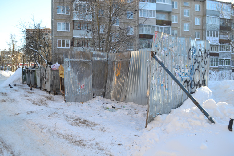 Городские власти контролируют очистку дворов от снега.