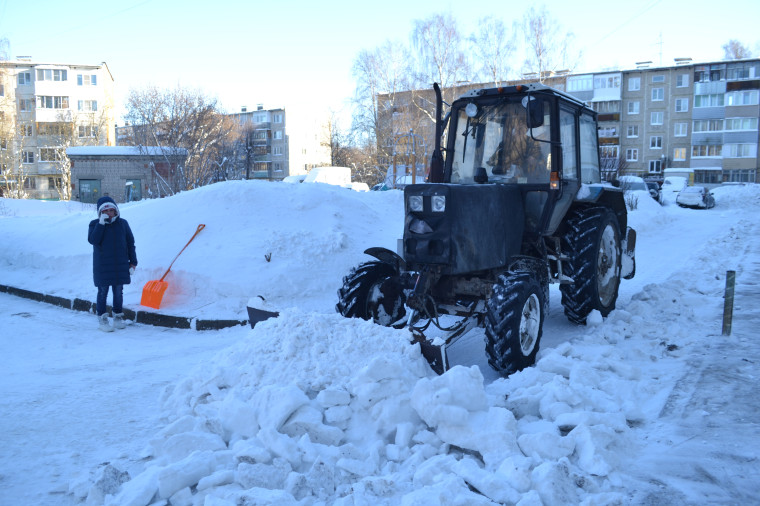 Городские власти контролируют очистку дворов от снега.