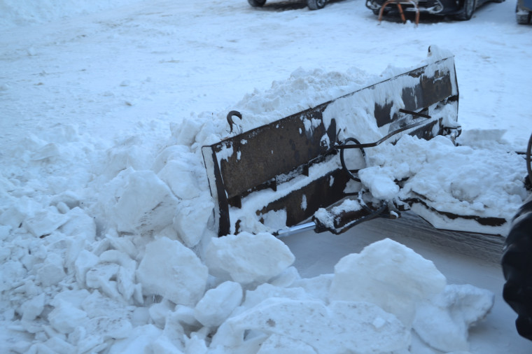 Городские власти контролируют очистку дворов от снега.