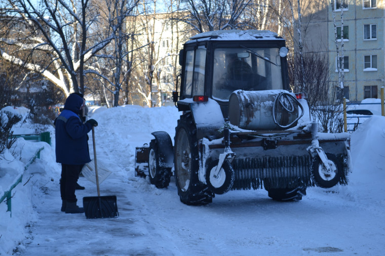 Городские власти контролируют очистку дворов от снега.