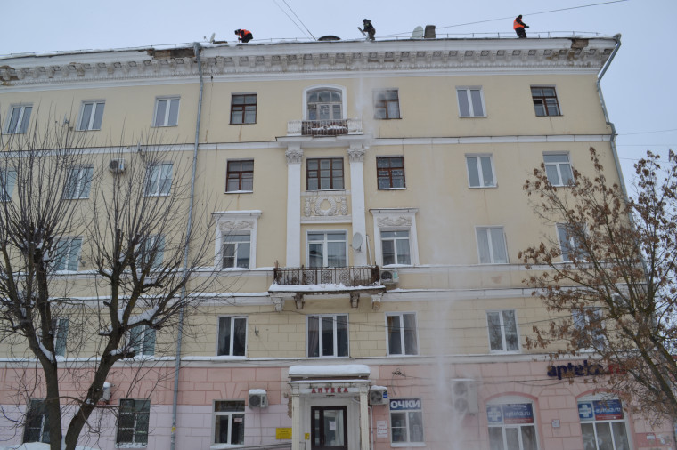 Управляющие организации должны очищать крыши от снега.