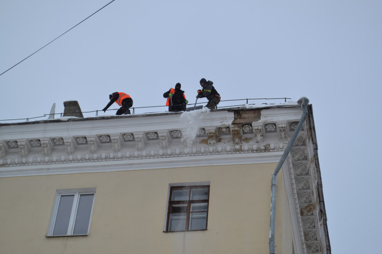 Управляющие организации должны очищать крыши от снега.