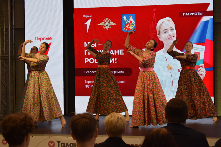 Максим Комиссаров вручил юным ивановцам паспорта граждан России.