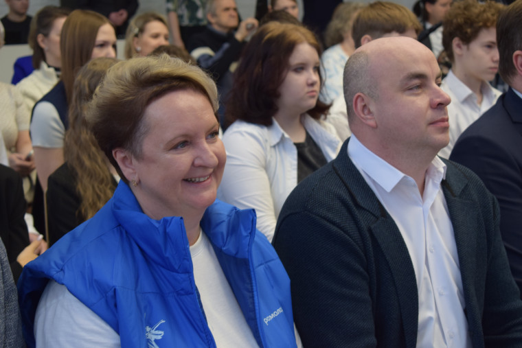 Максим Комиссаров вручил юным ивановцам паспорта граждан России.