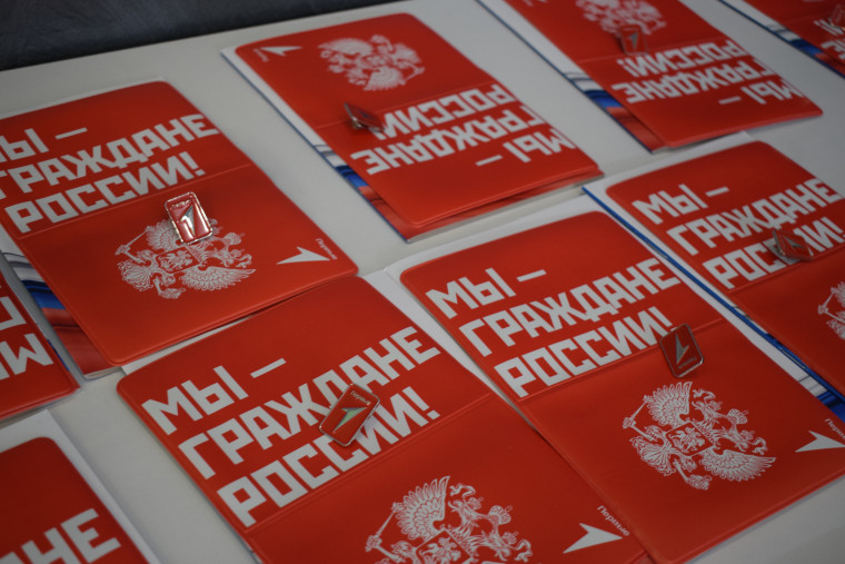 Максим Комиссаров вручил юным ивановцам паспорта граждан России.