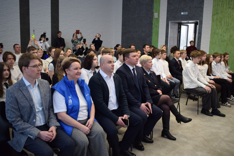 Максим Комиссаров вручил юным ивановцам паспорта граждан России.