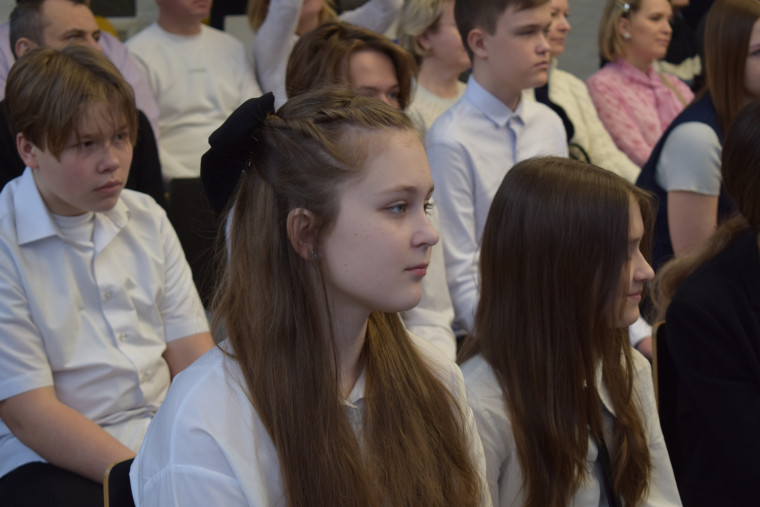 Максим Комиссаров вручил юным ивановцам паспорта граждан России.