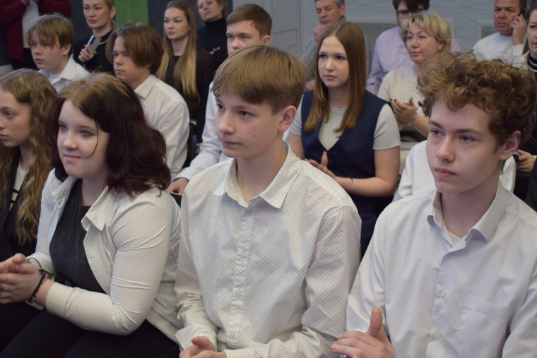 Максим Комиссаров вручил юным ивановцам паспорта граждан России.