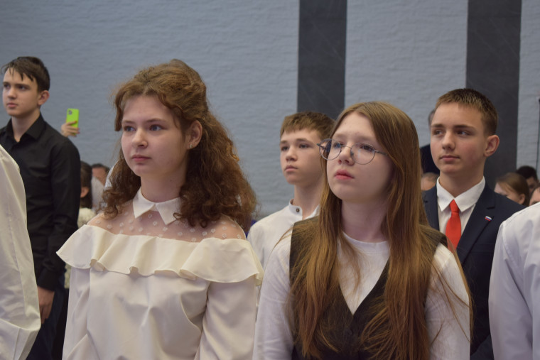 Максим Комиссаров вручил юным ивановцам паспорта граждан России.