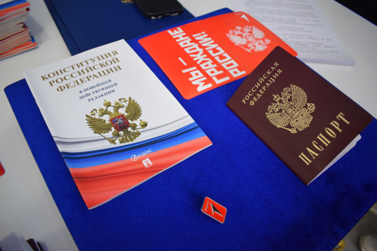 Максим Комиссаров вручил юным ивановцам паспорта граждан России.