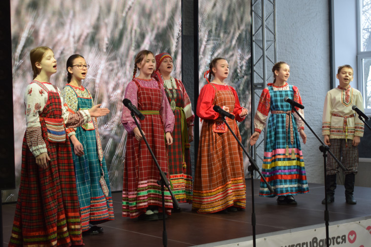 Максим Комиссаров вручил юным ивановцам паспорта граждан России.