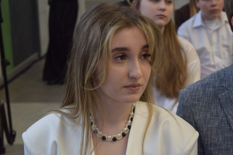 Максим Комиссаров вручил юным ивановцам паспорта граждан России.