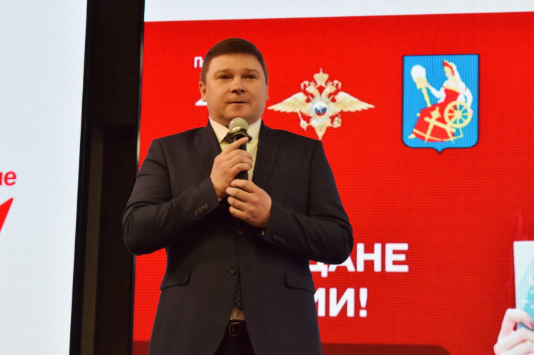 Максим Комиссаров вручил юным ивановцам паспорта граждан России.