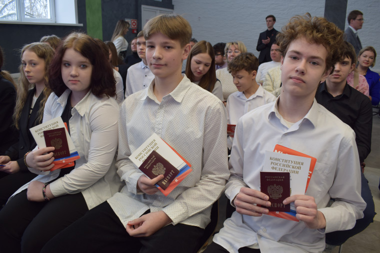 Максим Комиссаров вручил юным ивановцам паспорта граждан России.