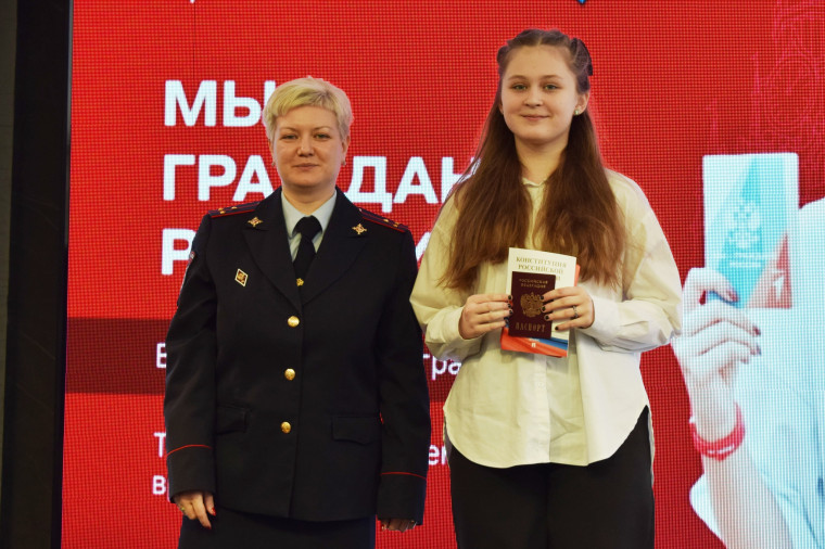 Максим Комиссаров вручил юным ивановцам паспорта граждан России.