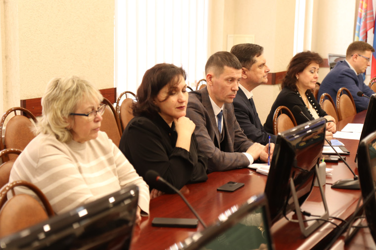 Максим Комиссаров провел заседание комиссии по чрезвычайным ситуациям.