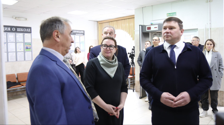 Глава города Иванова Максим Комиссаров посетил социальные учреждения.