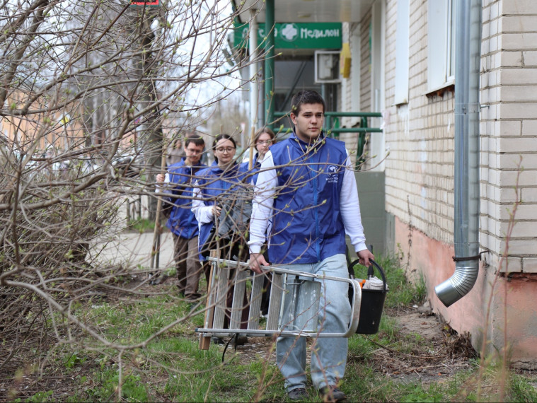 В Иванове волонтеры приводят в порядок мемориальные доски участников ВОВ и СВО.