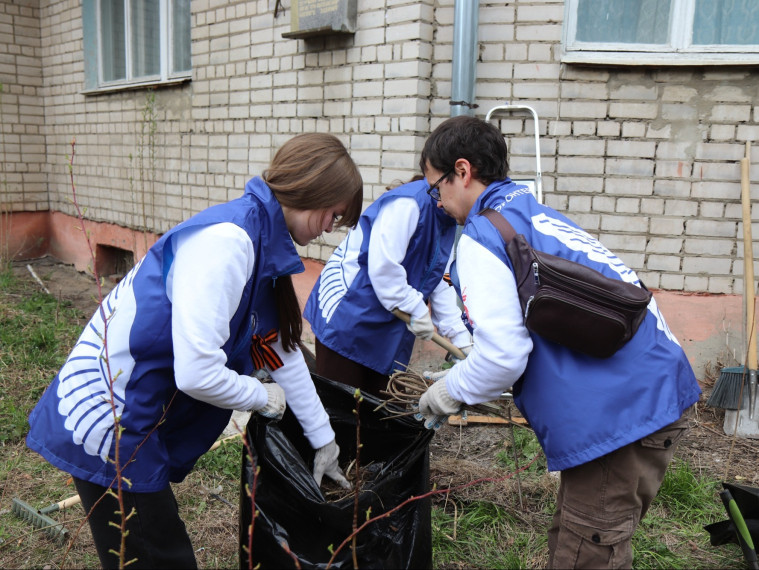 В Иванове волонтеры приводят в порядок мемориальные доски участников ВОВ и СВО.