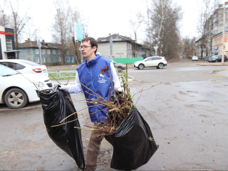 В Иванове волонтеры приводят в порядок мемориальные доски участников ВОВ и СВО.