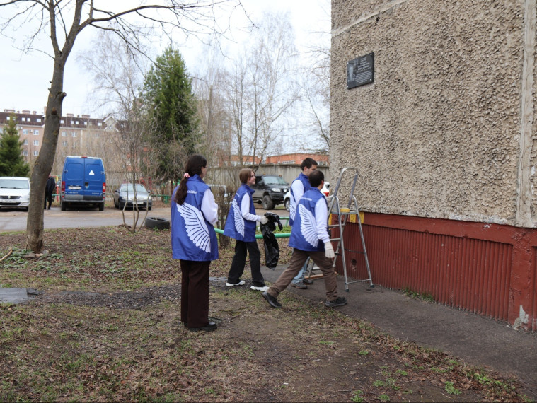 В Иванове волонтеры приводят в порядок мемориальные доски участников ВОВ и СВО.