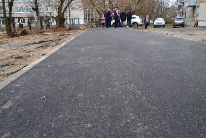 Для учеников средней школы №7 обустроена новая пешеходная дорожка.