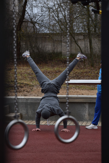 В парке Степанова появилась полоса препятствий для тренировки мышц плечевого пояса, рук и спины.