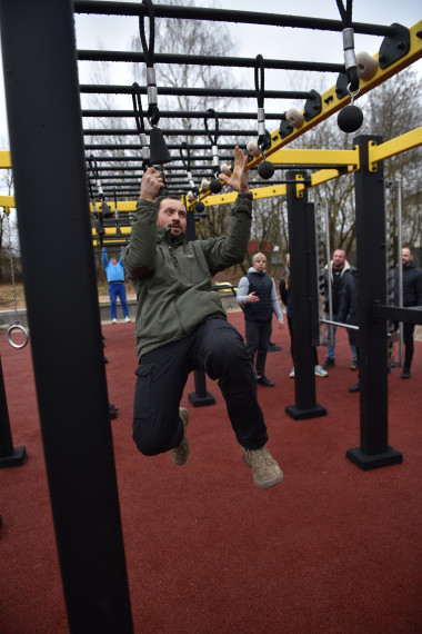 В парке Степанова появилась полоса препятствий для тренировки мышц плечевого пояса, рук и спины.