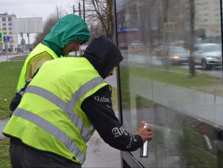 В Иванове с понедельника приступили к помывке павильонов остановок общественного транспорта.