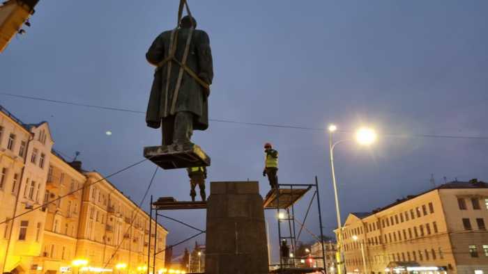 Скульптура Ленина «вернулась» на площадь.