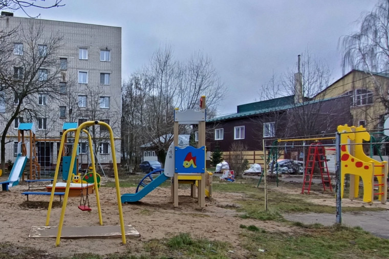 У дома №44 на улице Ташкентская завершено обустройство детской игровой площадки.