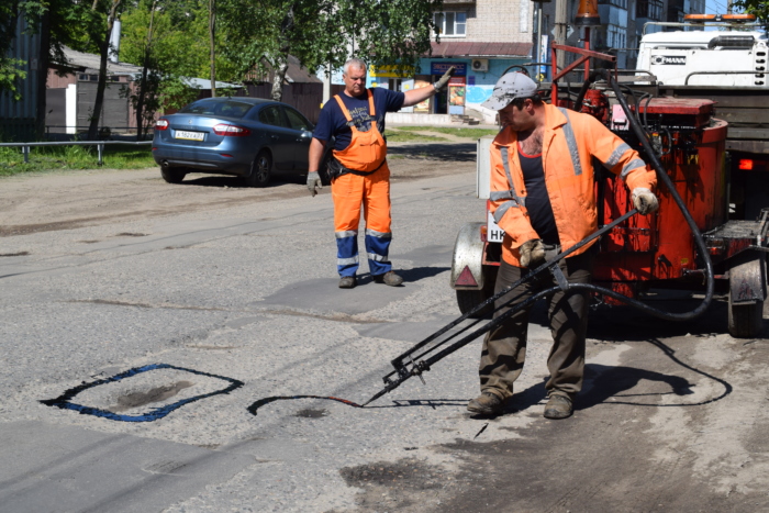 В Иванове ремонтируют дороги укатываемой асфальтобетонной смесью.
