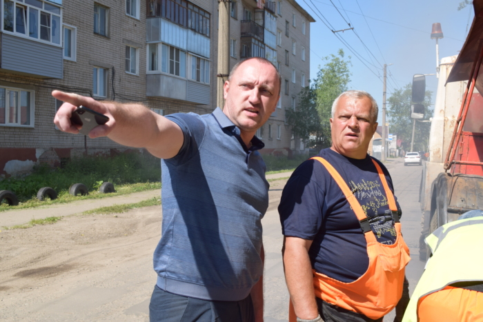 В Иванове ремонтируют дороги укатываемой асфальтобетонной смесью.