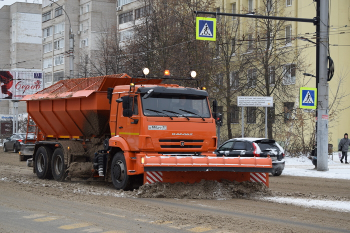 Днем 13 комбинированных дорожных машин проводили сгребание снега с проезжей части.