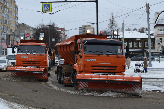 Днем 13 комбинированных дорожных машин проводили сгребание снега с проезжей части.
