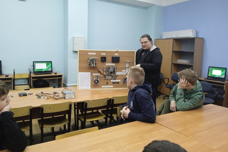 В школах областного центра продолжаются занятия по профориентации.