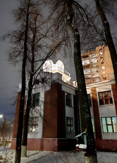 На астрономической башне 32-й гимназии включили подсветку.