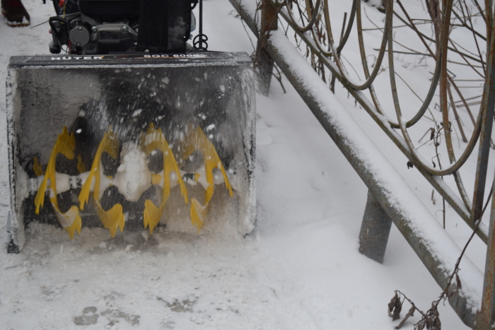 Для уборки снега в городе применяются ручные шнекороторы.