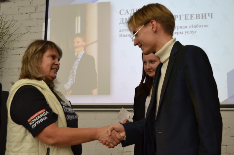 В областном центре вручили общественные награды добровольцам.