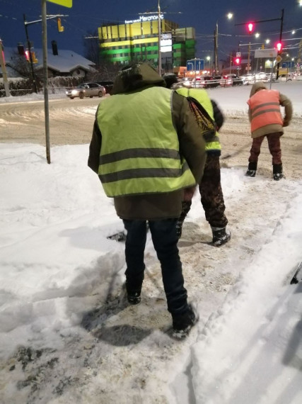 На ликвидацию последствий снегопада направлены 48 единиц техники и свыше 120 дорожных рабочий.