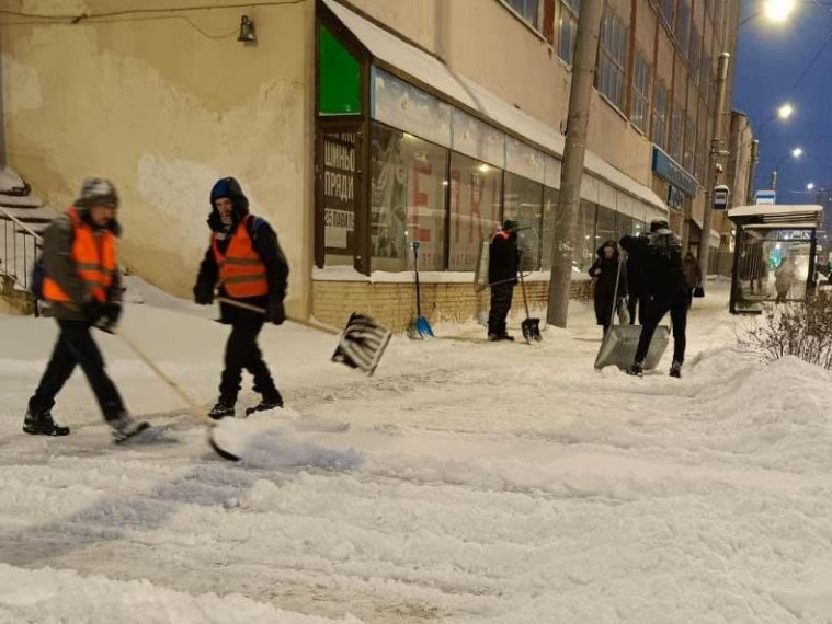 На ликвидацию последствий снегопада направлены 48 единиц техники и свыше 120 дорожных рабочий.